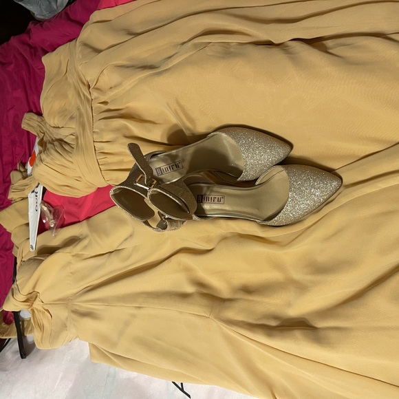 Size 6 dress and jumper. Size 6 heels. Worn one time - Picture 1 of 4